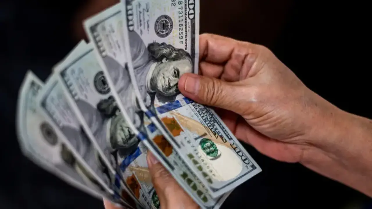 سعر الدولار مقابل الدينار الليبي يتماسك فوق حاجز 10 دنانير في السوق السوداء